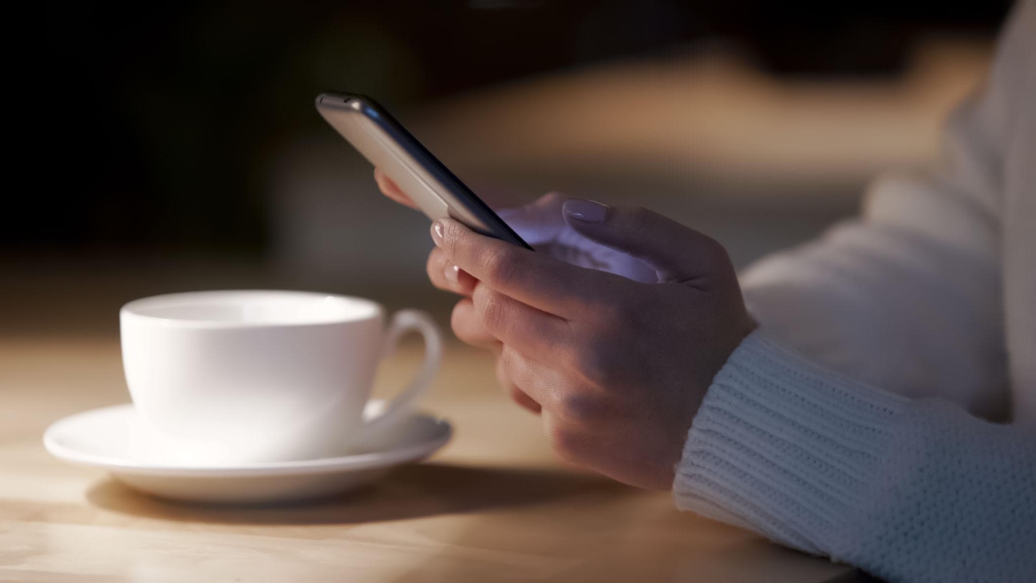 Editorial-Detail: Person tippt eine Bewertung auf dem Smartphone