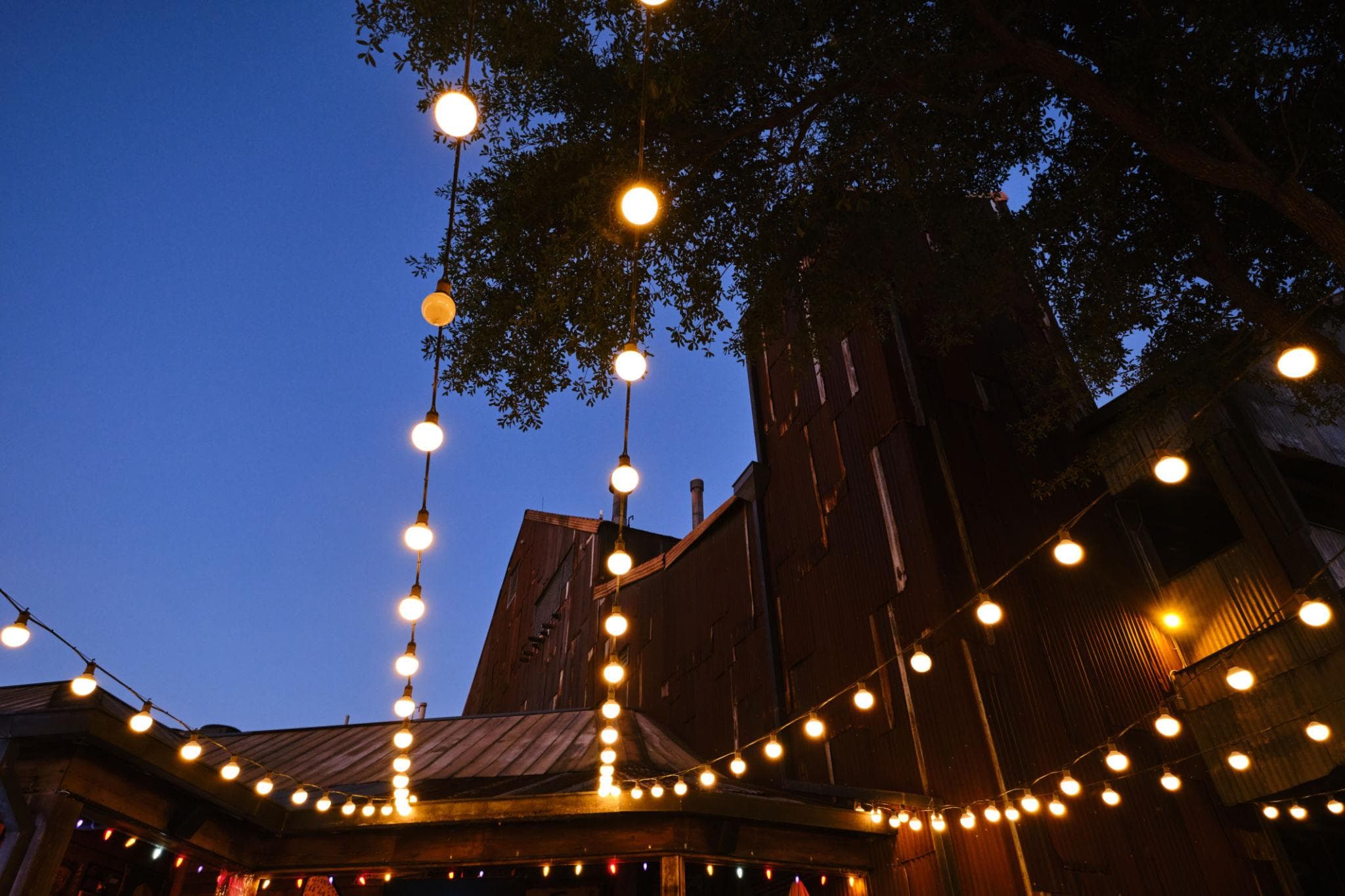 Restaurant-Terrasse in der Dämmerung — ruhige Atmosphäre